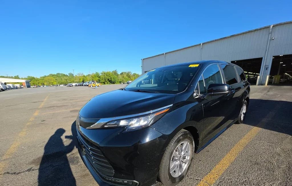 2023 TOYOTA SIENNA LE 8-PASSENGER 120.5" WB