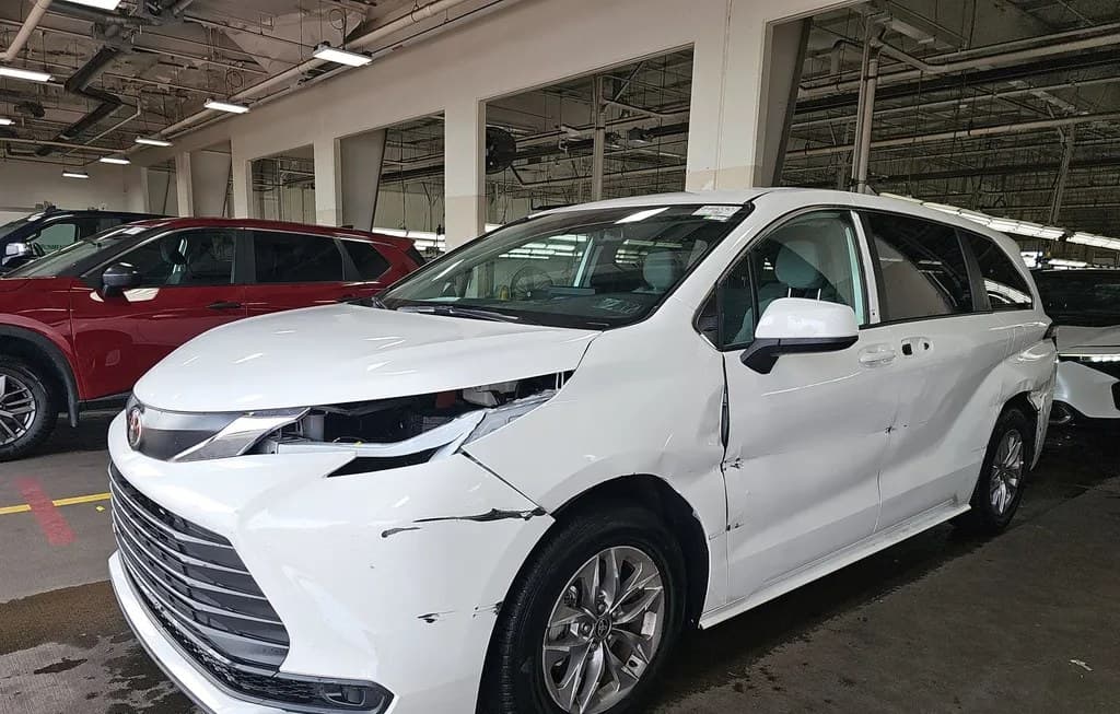 2026 TOYOTA SIENNA LE 8-PASSENGER 120.5" WB