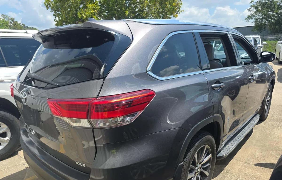 2017 TOYOTA HIGHLANDER XLE 4
