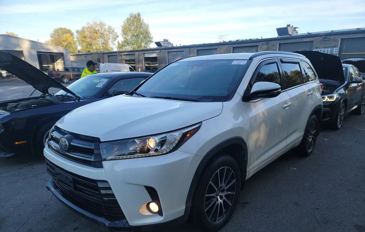 2017 TOYOTA HIGHLANDER SE 2