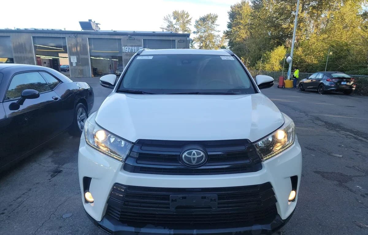 2017 TOYOTA HIGHLANDER SE 3