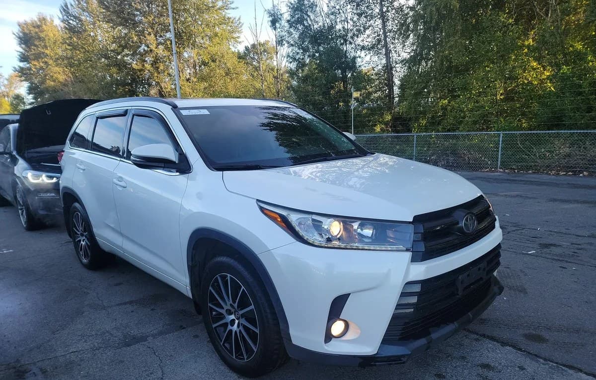 2017 TOYOTA HIGHLANDER SE 4