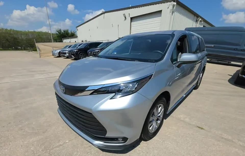 2025 TOYOTA SIENNA XLE 8-PASSENGER 120.5" WB