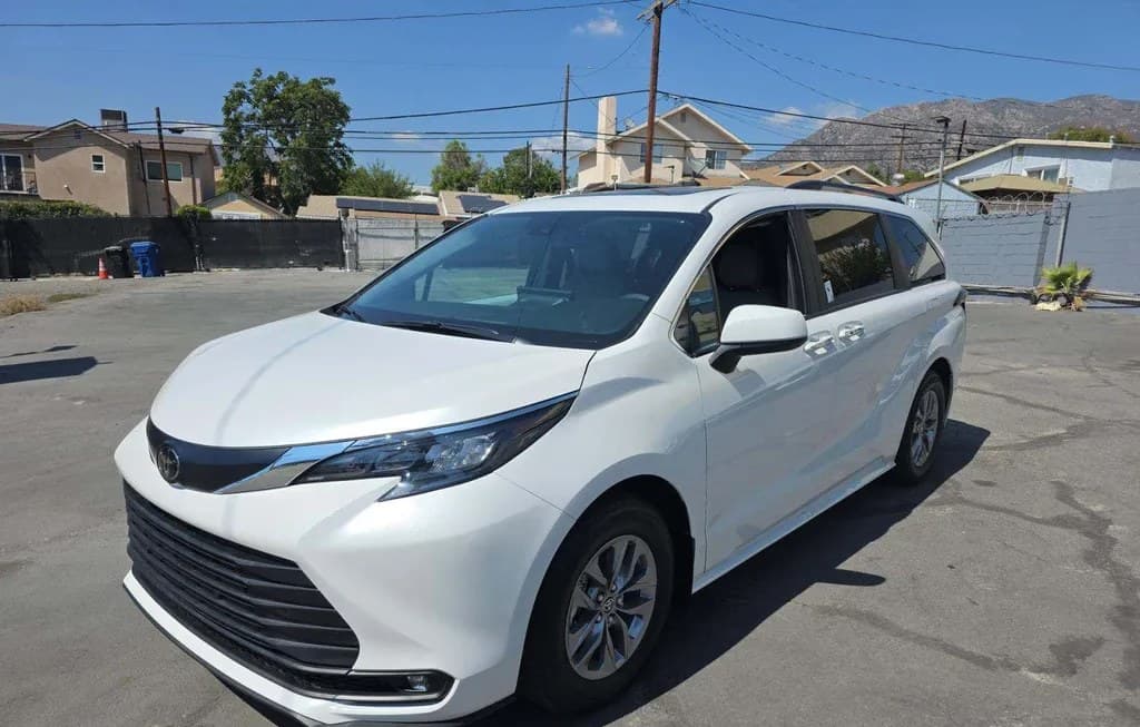 2026 TOYOTA SIENNA XLE 8-PASSENGER 120.5" WB