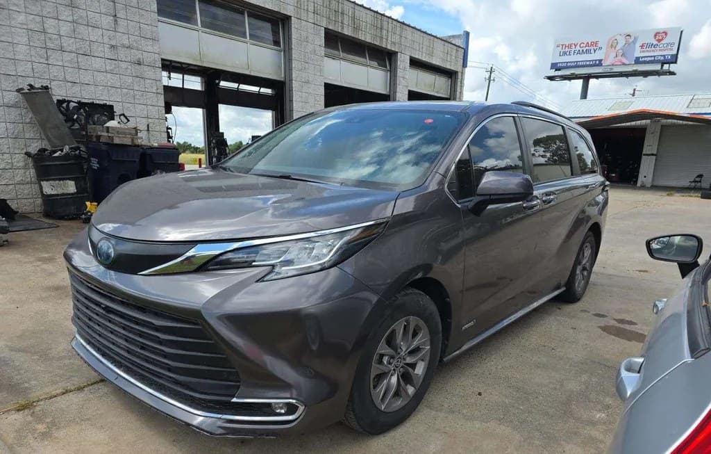 2021 TOYOTA SIENNA XLE 8-PASSENGER 120.5" WB