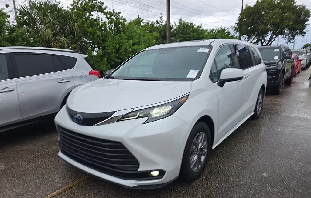 2025 TOYOTA SIENNA XLE 8-PASSENGER 120.5" WB