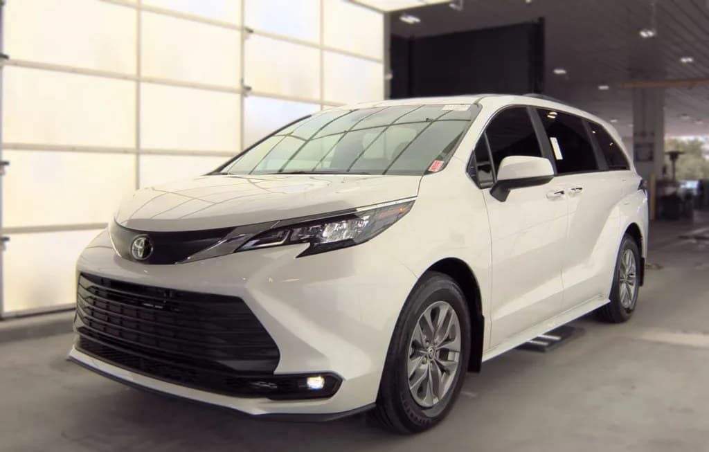 2026 TOYOTA SIENNA XLE 8-PASSENGER 120.5" WB