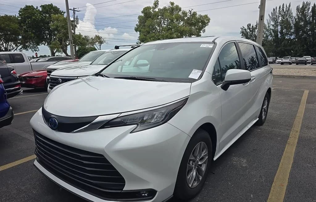 2025 TOYOTA SIENNA XLE 8-PASSENGER 120.5" WB
