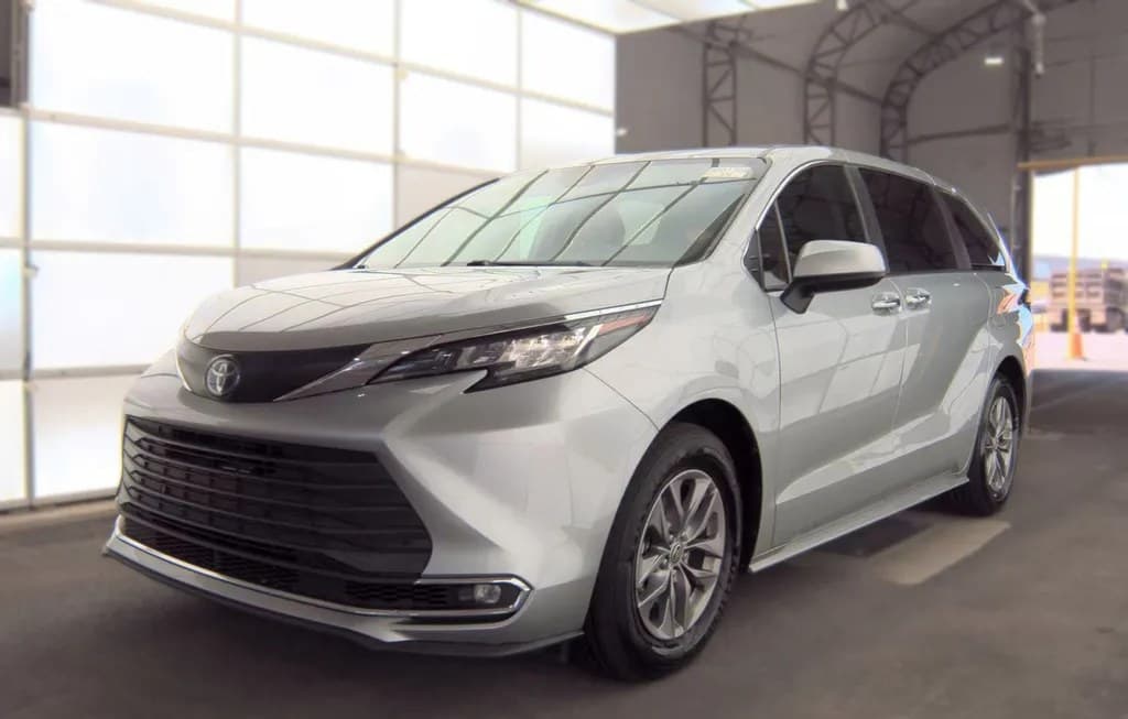 2023 TOYOTA SIENNA XLE 7-PASSENGER 120.5" WB