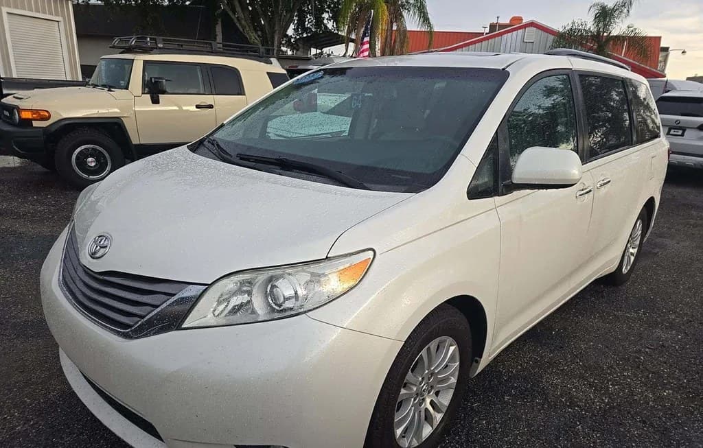 2017 TOYOTA SIENNA XLE PREMIUM 8-PASSENGER 119.3" WB