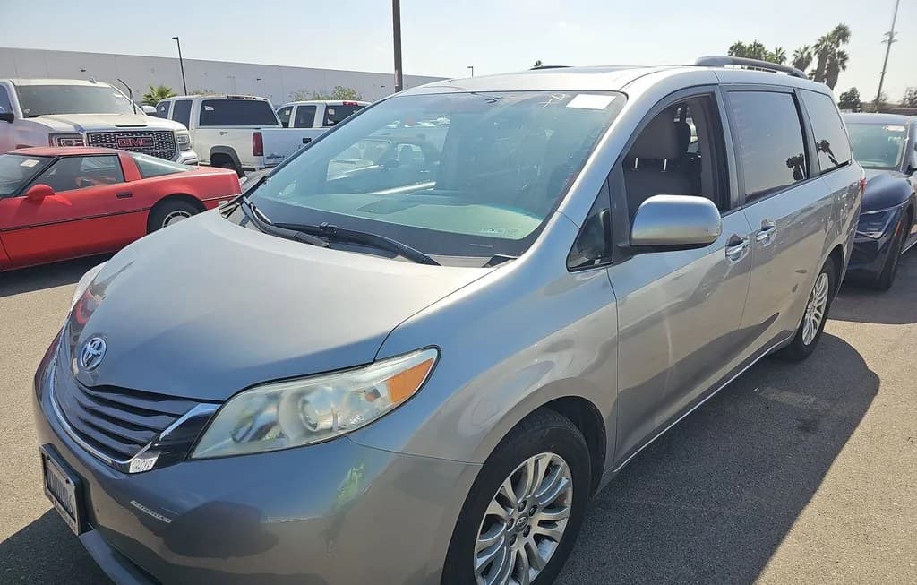 2017 TOYOTA SIENNA XLE 8-PASSENGER 119.3" WB