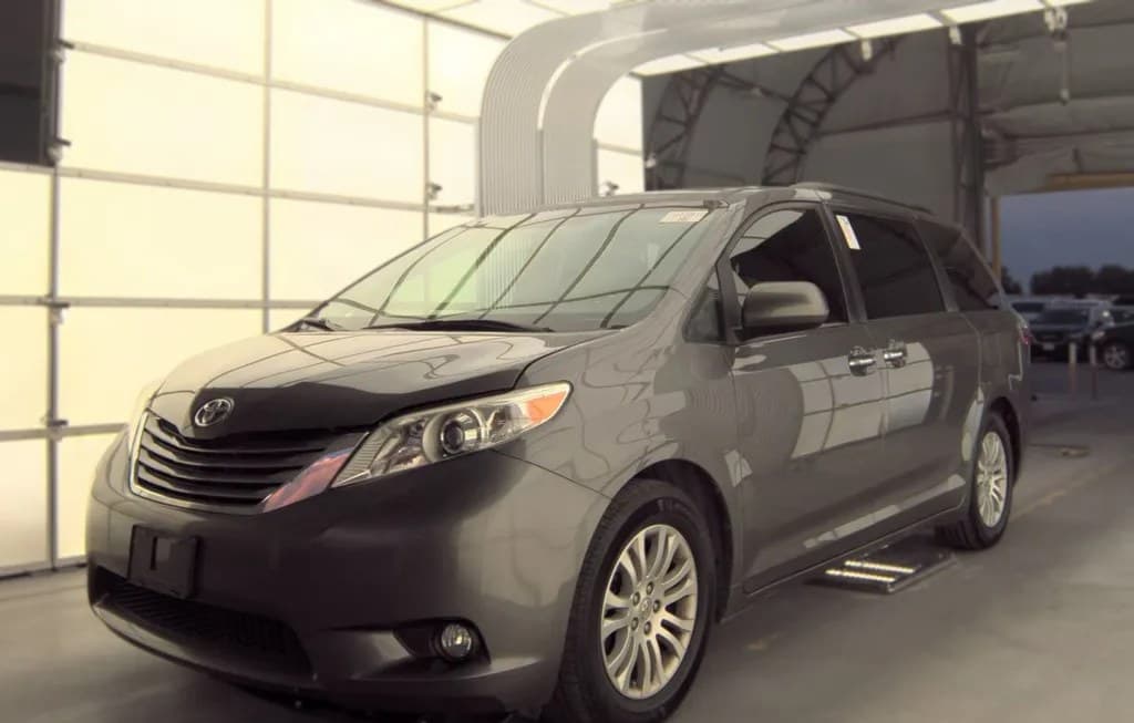 2017 TOYOTA SIENNA XLE 8-PASSENGER 119.3" WB