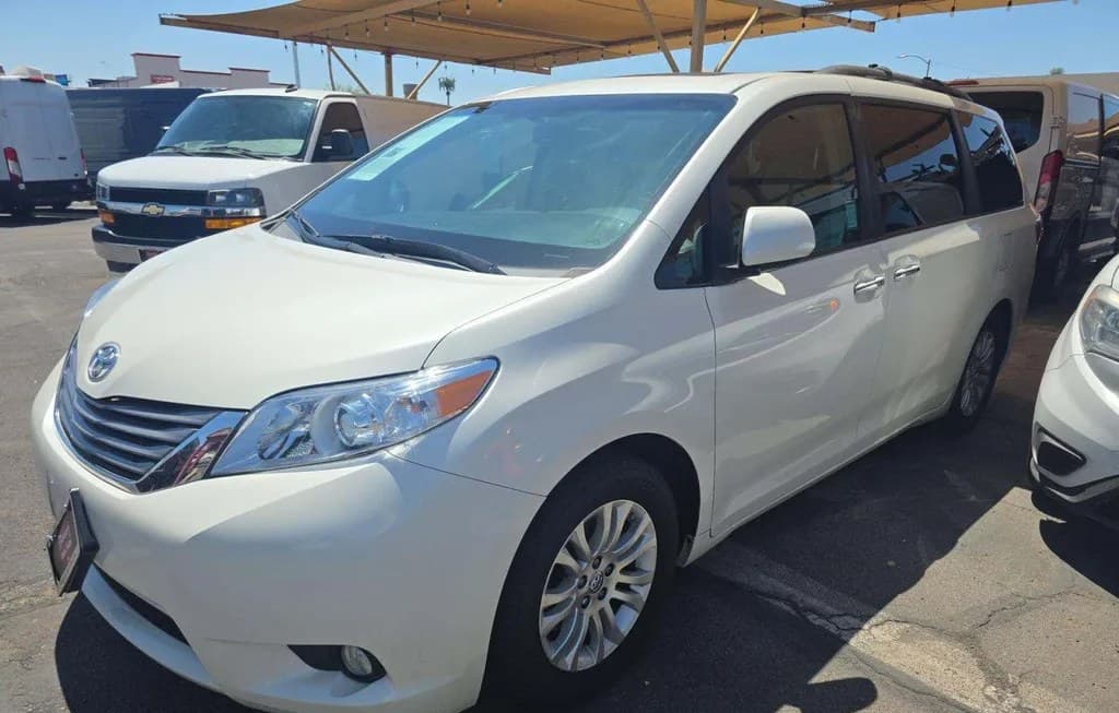 2017 TOYOTA SIENNA XLE 8-PASSENGER 119.3" WB
