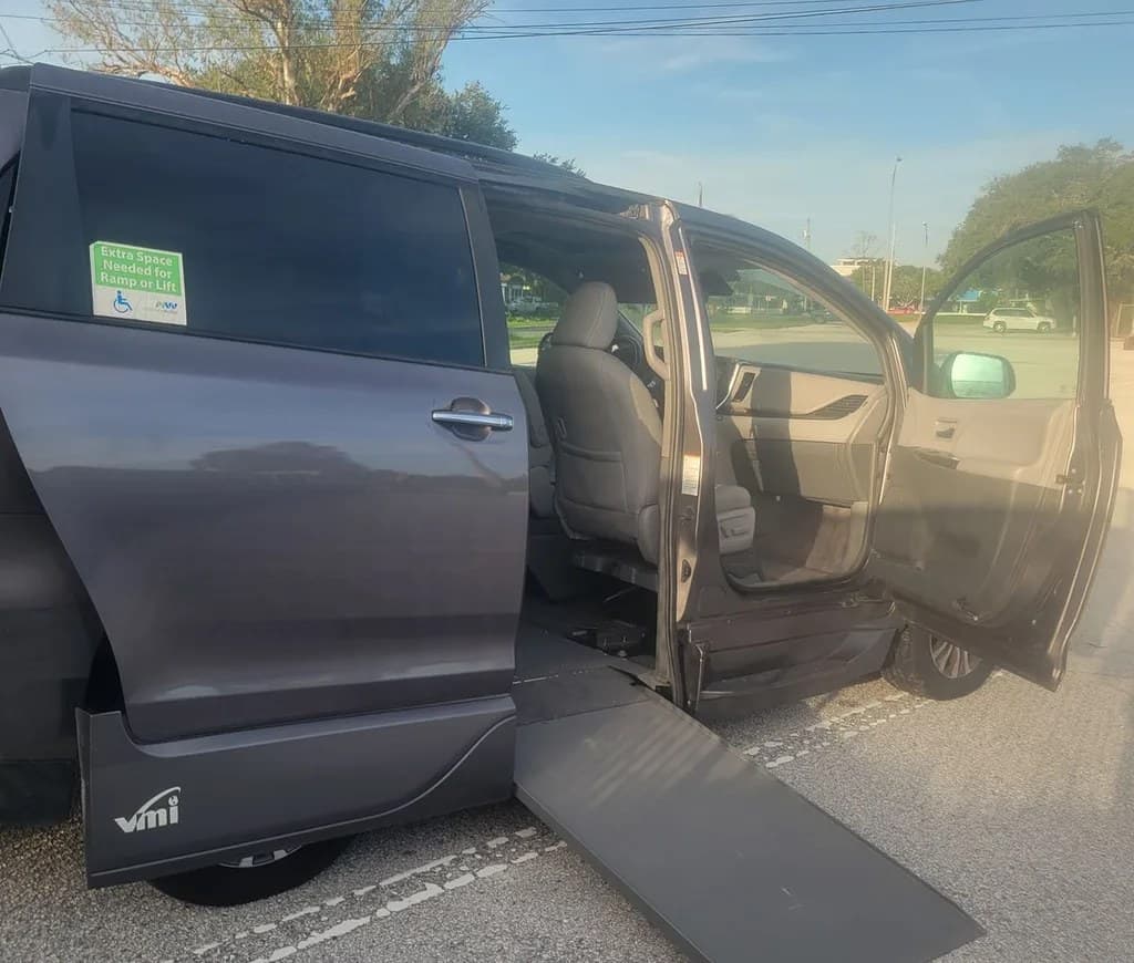 2019 TOYOTA SIENNA XLE 8-PASSENGER 119.3" WB
