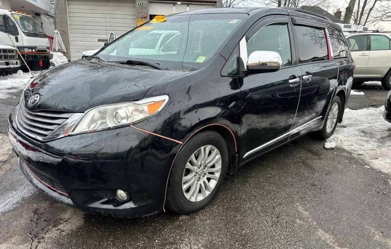 2017 TOYOTA SIENNA LIMITED PREMIUM 7-PASSENGER 119.3" WB