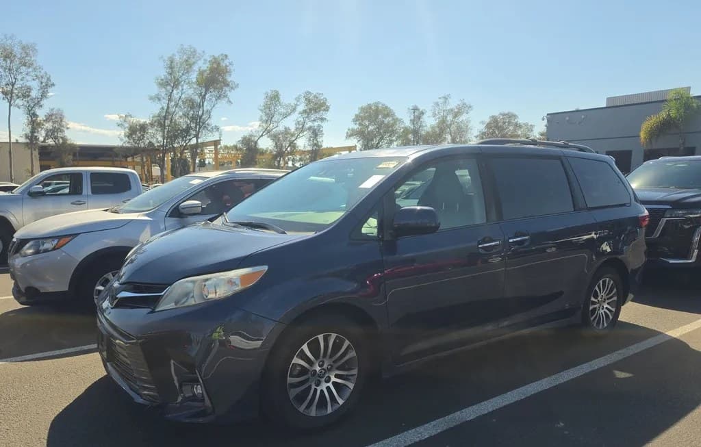 2018 TOYOTA SIENNA XLE 8-PASSENGER 119.3" WB