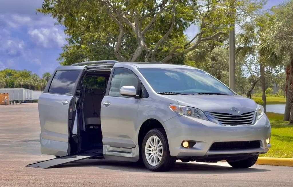 2017 TOYOTA SIENNA 119.3" WB