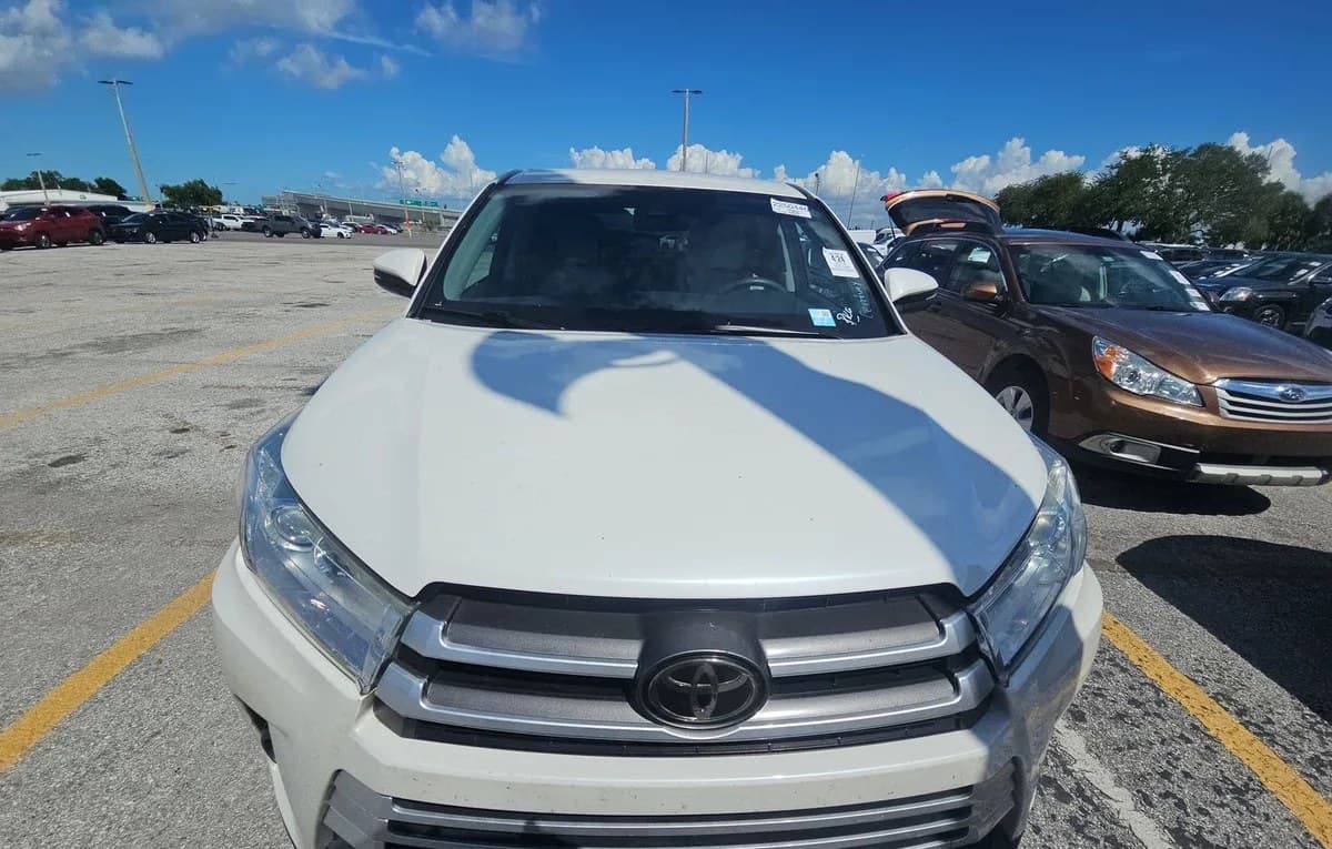 2018 TOYOTA HIGHLANDER LE 3