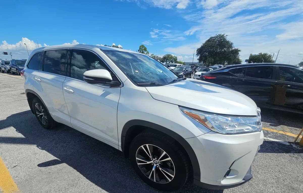 2018 TOYOTA HIGHLANDER LE 4