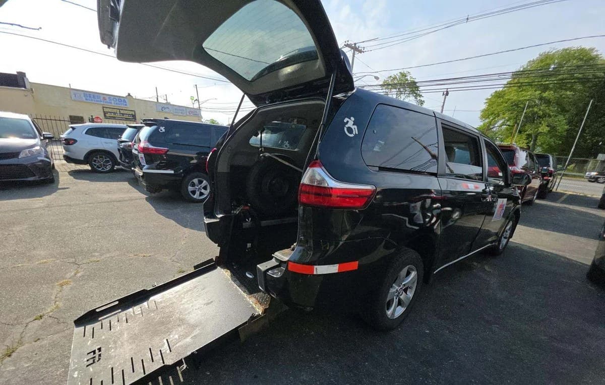 2019 TOYOTA SIENNA L 7-PASSENGER 119.3" WB 3