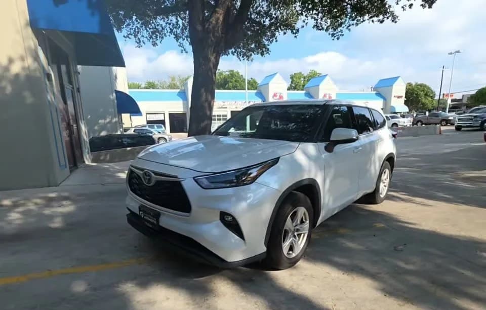 2022 TOYOTA HIGHLANDER LE
