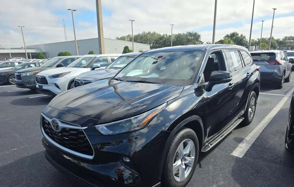 2022 TOYOTA HIGHLANDER LE