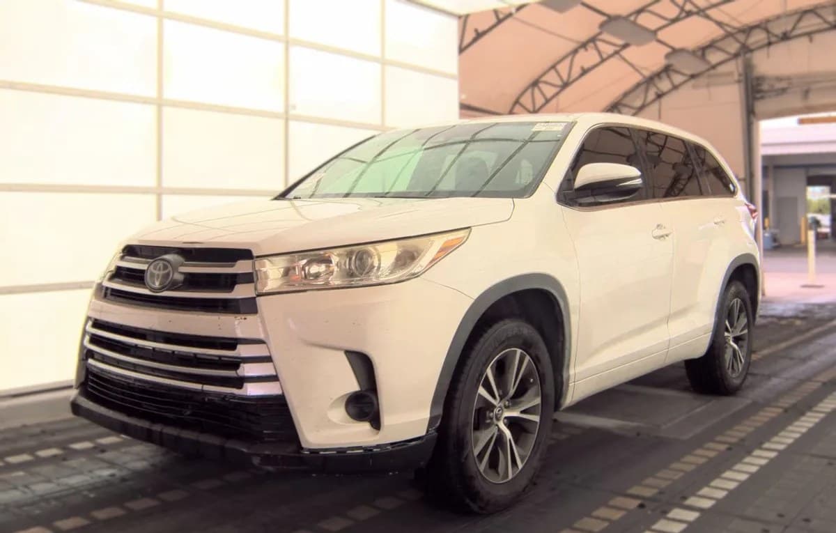 2017 TOYOTA HIGHLANDER LE 2