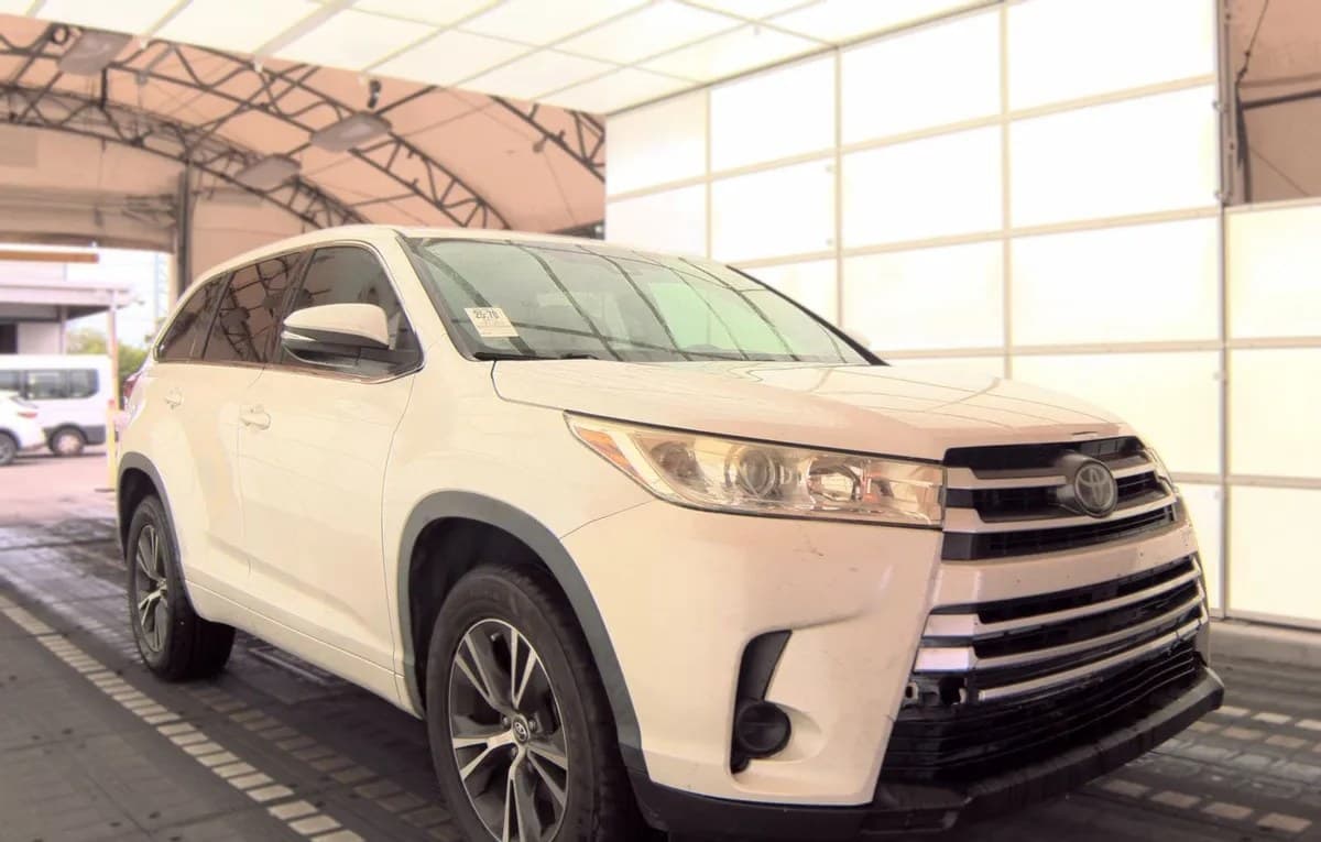 2017 TOYOTA HIGHLANDER LE 4