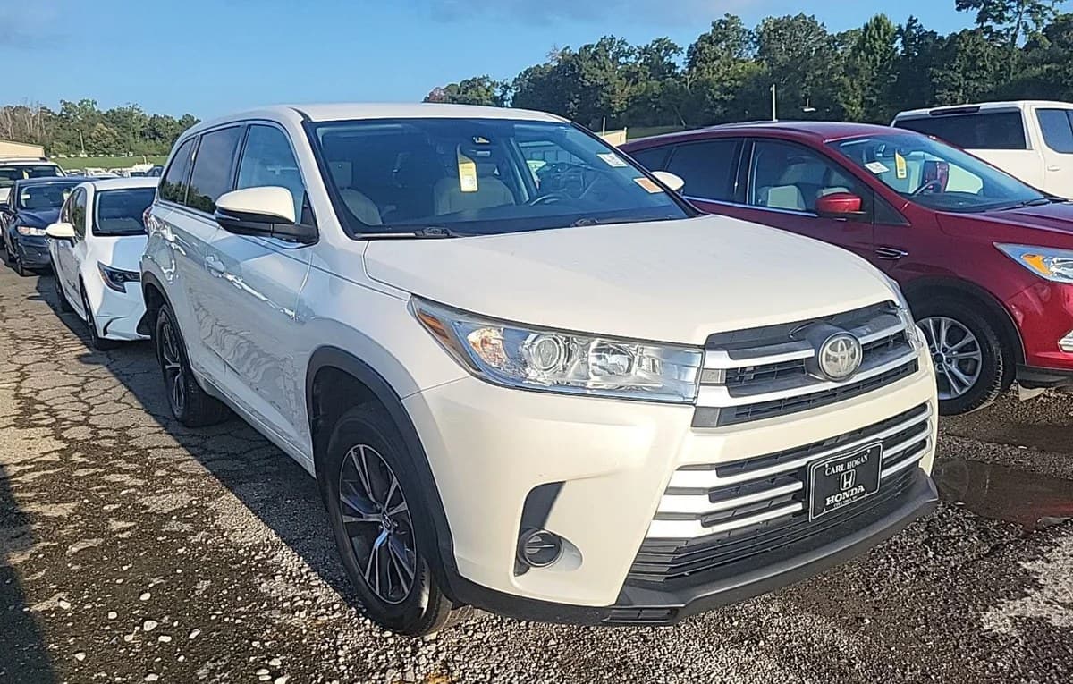 2017 TOYOTA HIGHLANDER LE 3