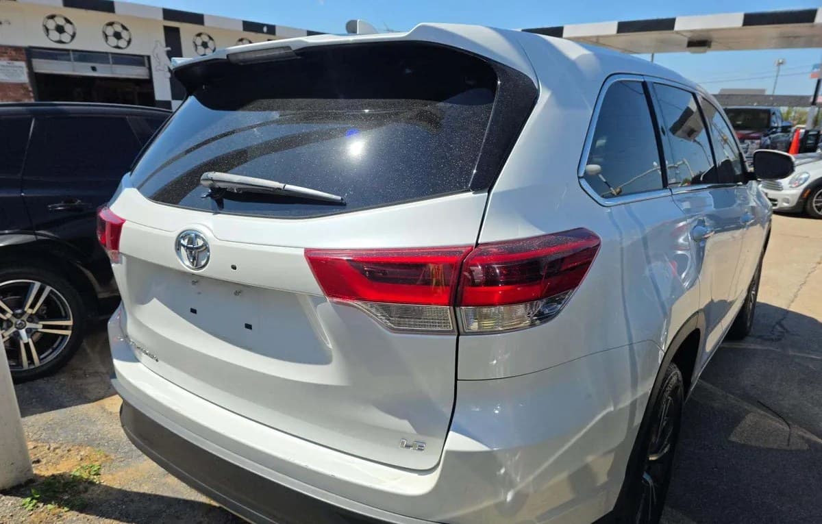 2017 TOYOTA HIGHLANDER LE Plus 4