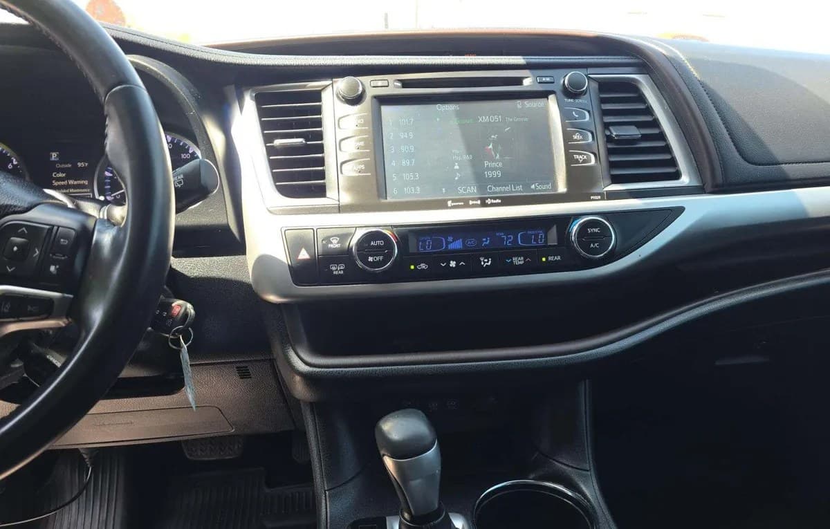 2017 TOYOTA HIGHLANDER LE Plus 7
