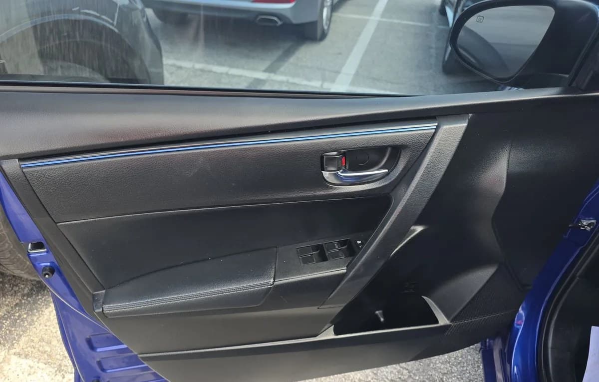 2017 TOYOTA COROLLA SE 6
