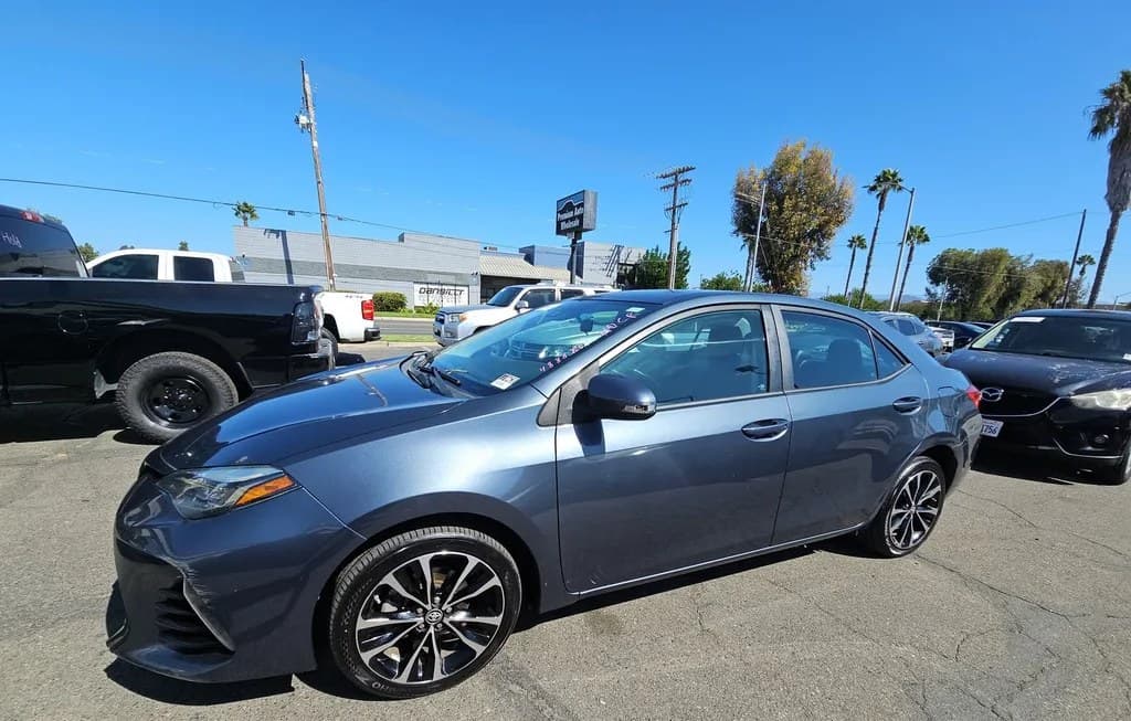 2017 TOYOTA COROLLA SE SEDAN 1