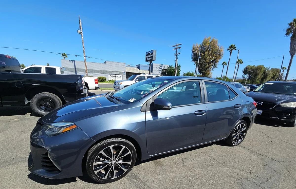 2017 TOYOTA COROLLA SE SEDAN 2