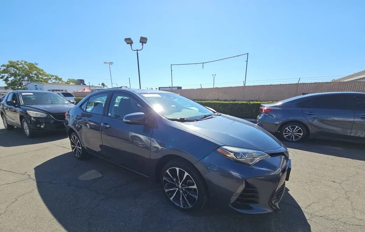2017 TOYOTA COROLLA SE SEDAN 4