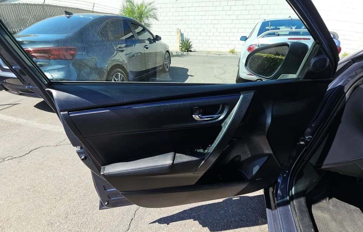 2017 TOYOTA COROLLA SE SEDAN 6