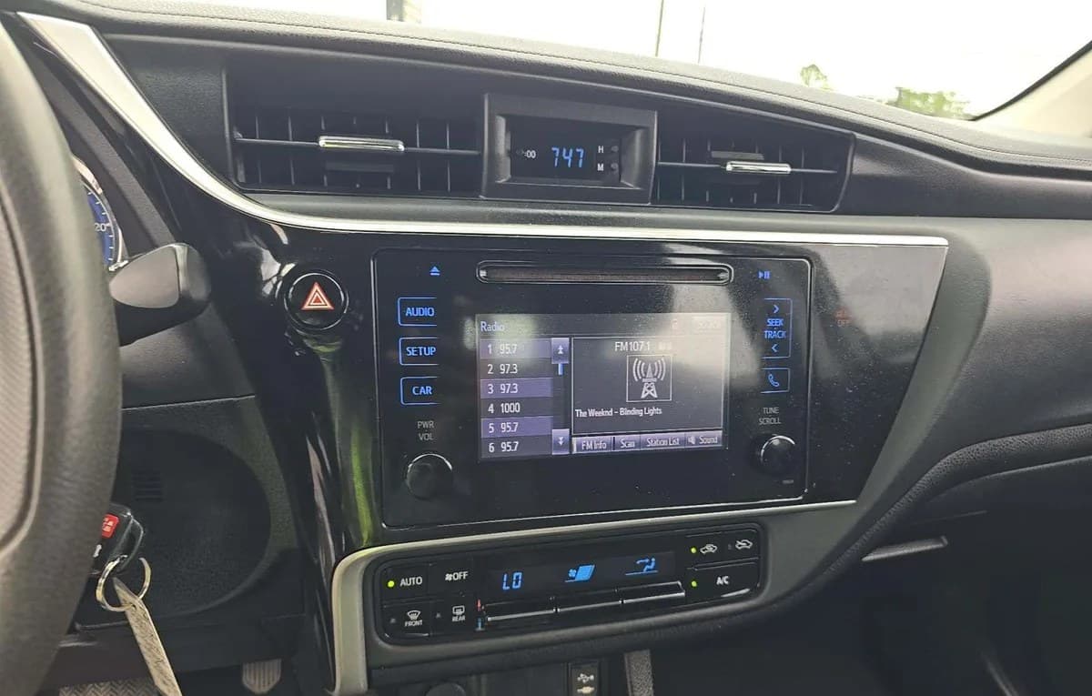 2018 TOYOTA COROLLA LE 7