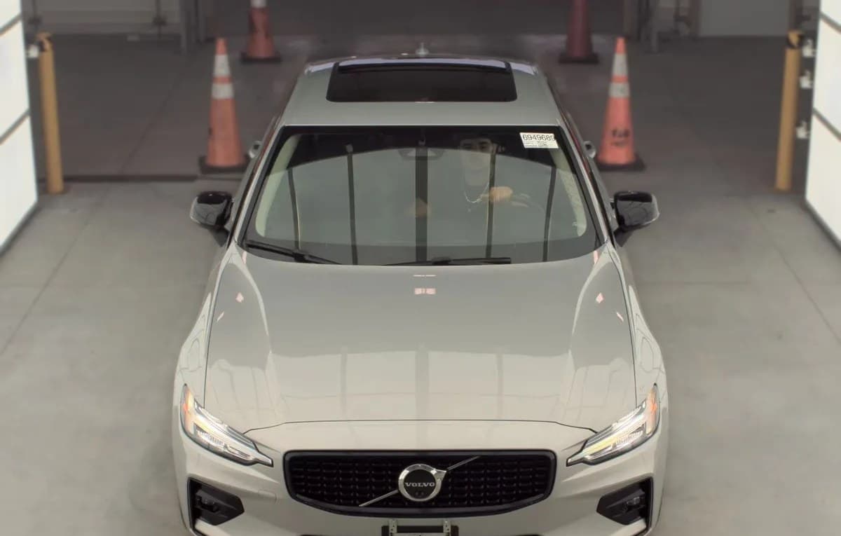2023 VOLVO S60 B5 PLUS DARK 3