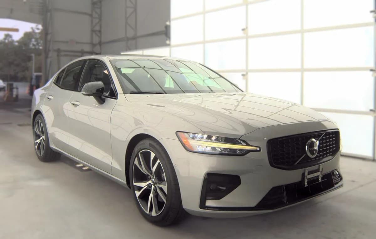 2023 VOLVO S60 B5 PLUS DARK 4