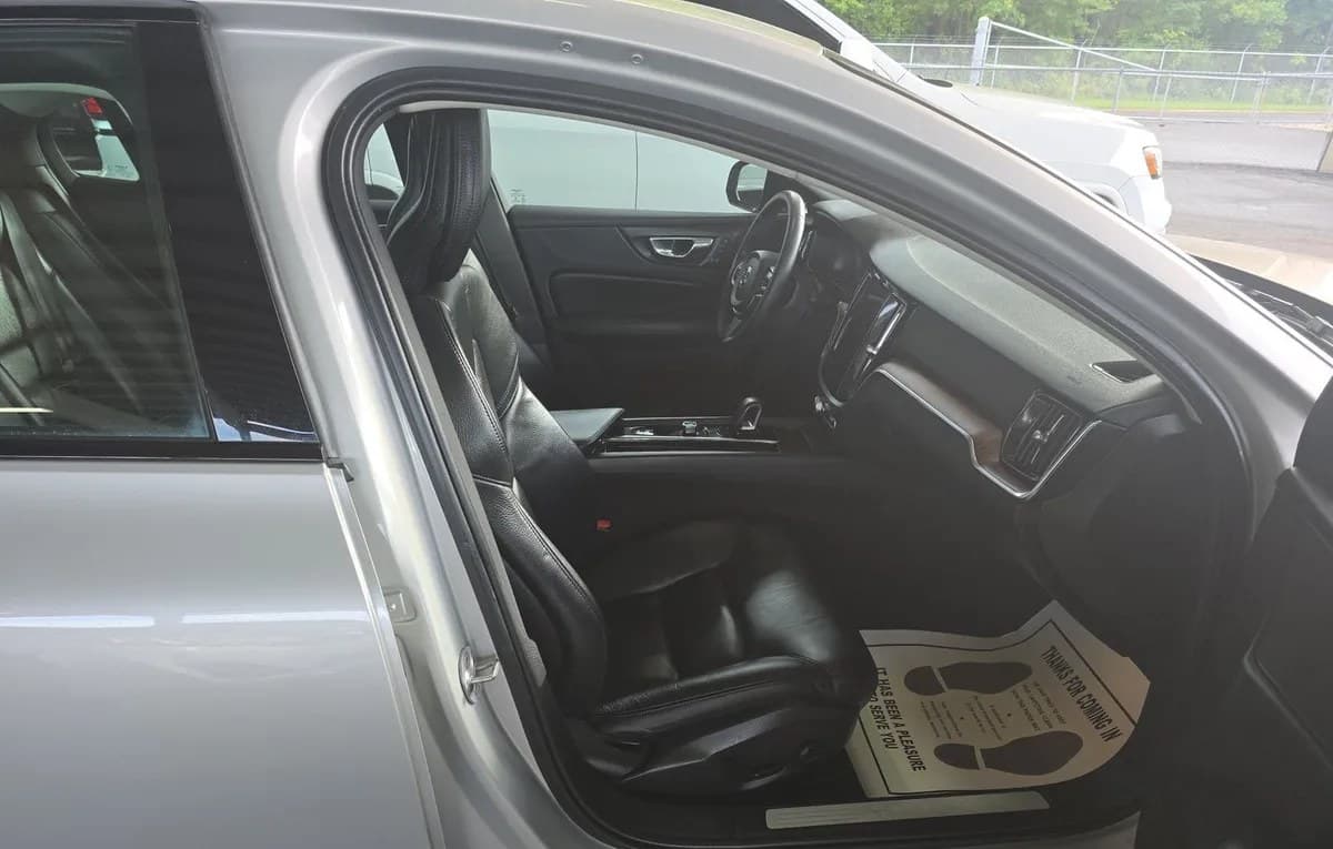 2023 VOLVO S60 B5 PLUS DARK 5