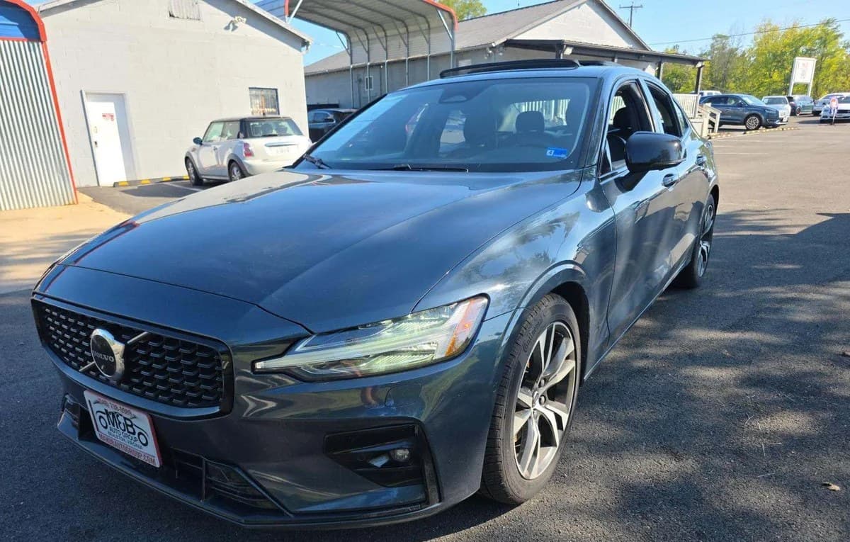 2023 VOLVO S60 B5 PLUS DARK 2