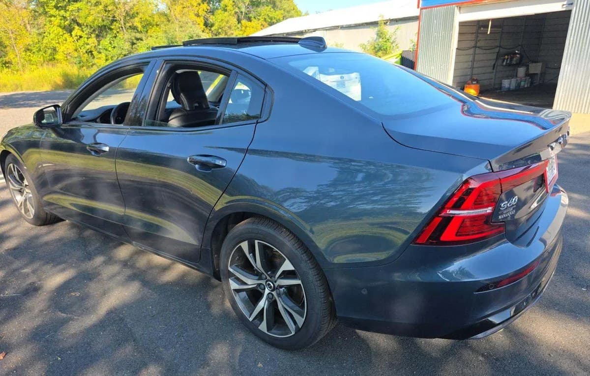 2023 VOLVO S60 B5 PLUS DARK 3