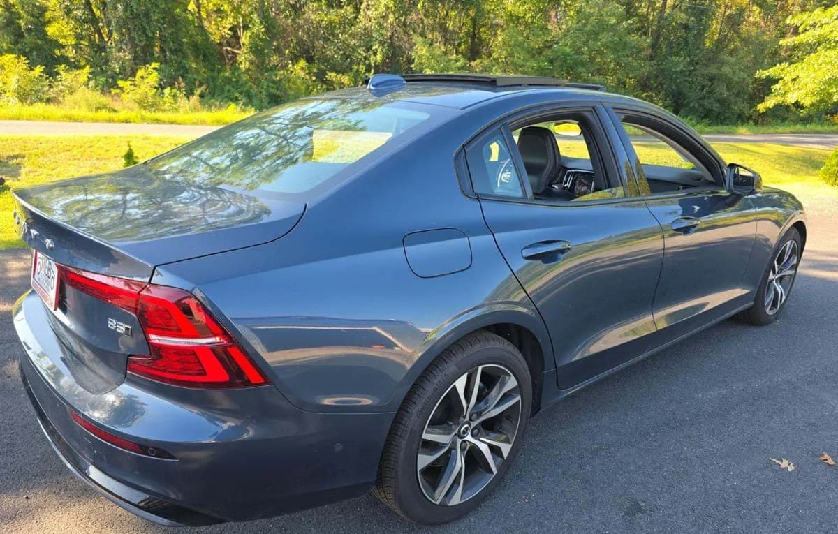 2023 VOLVO S60 B5 PLUS DARK 4