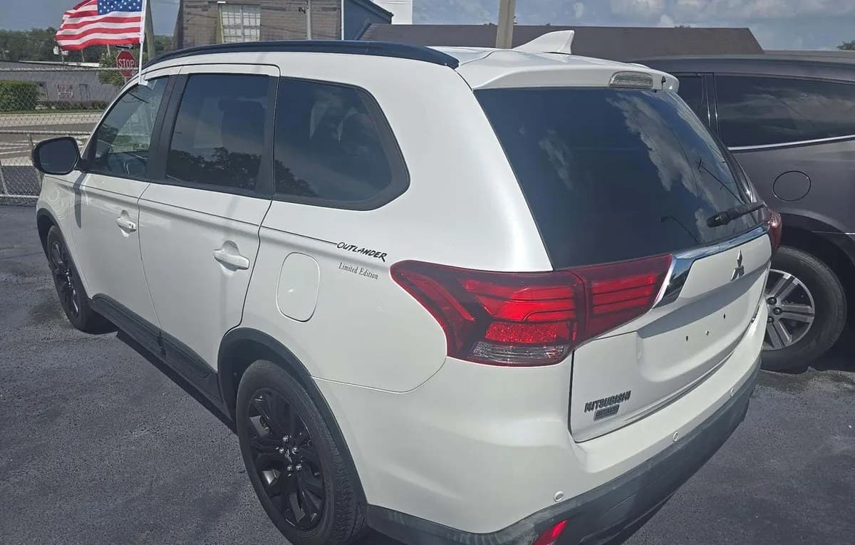 2018 MITSUBISHI OUTLANDER LE 3