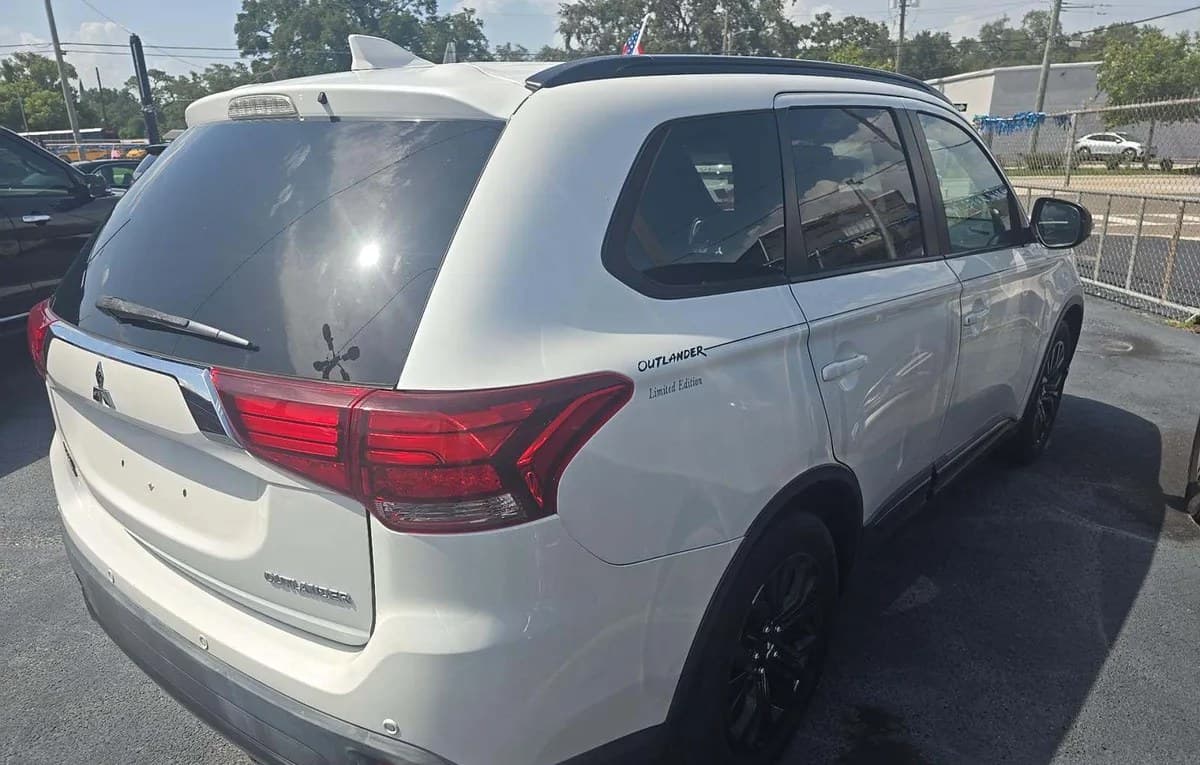 2018 MITSUBISHI OUTLANDER LE 4
