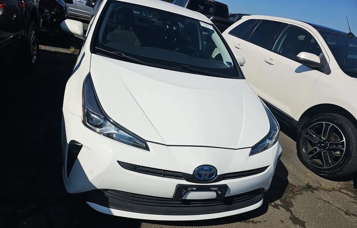2021 TOYOTA PRIUS LE 3