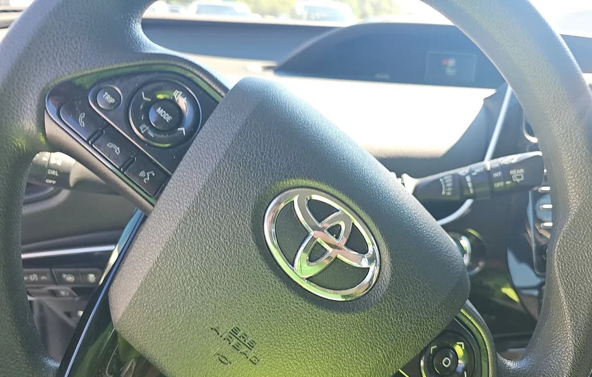 2021 TOYOTA PRIUS LE 7