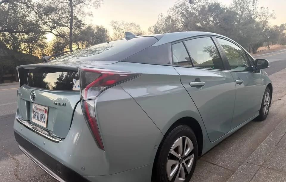 2018 TOYOTA PRIUS THREE 4