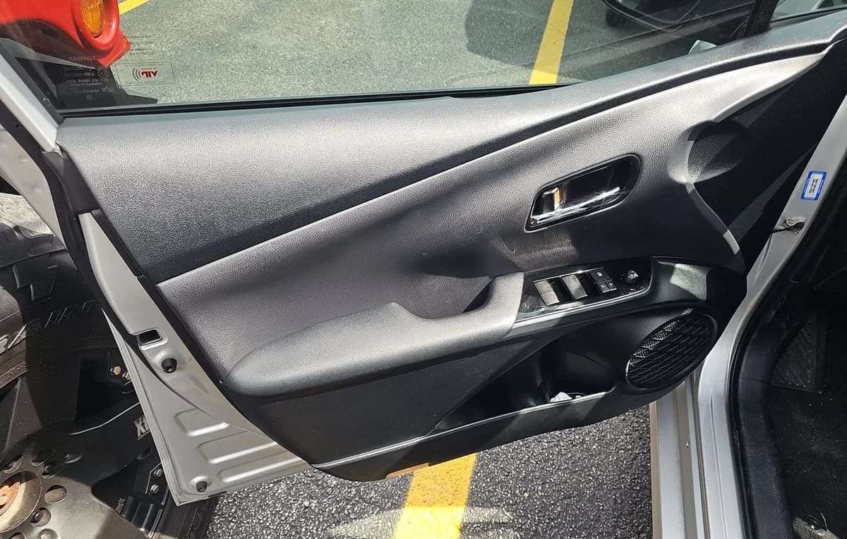2019 TOYOTA PRIUS LE 6