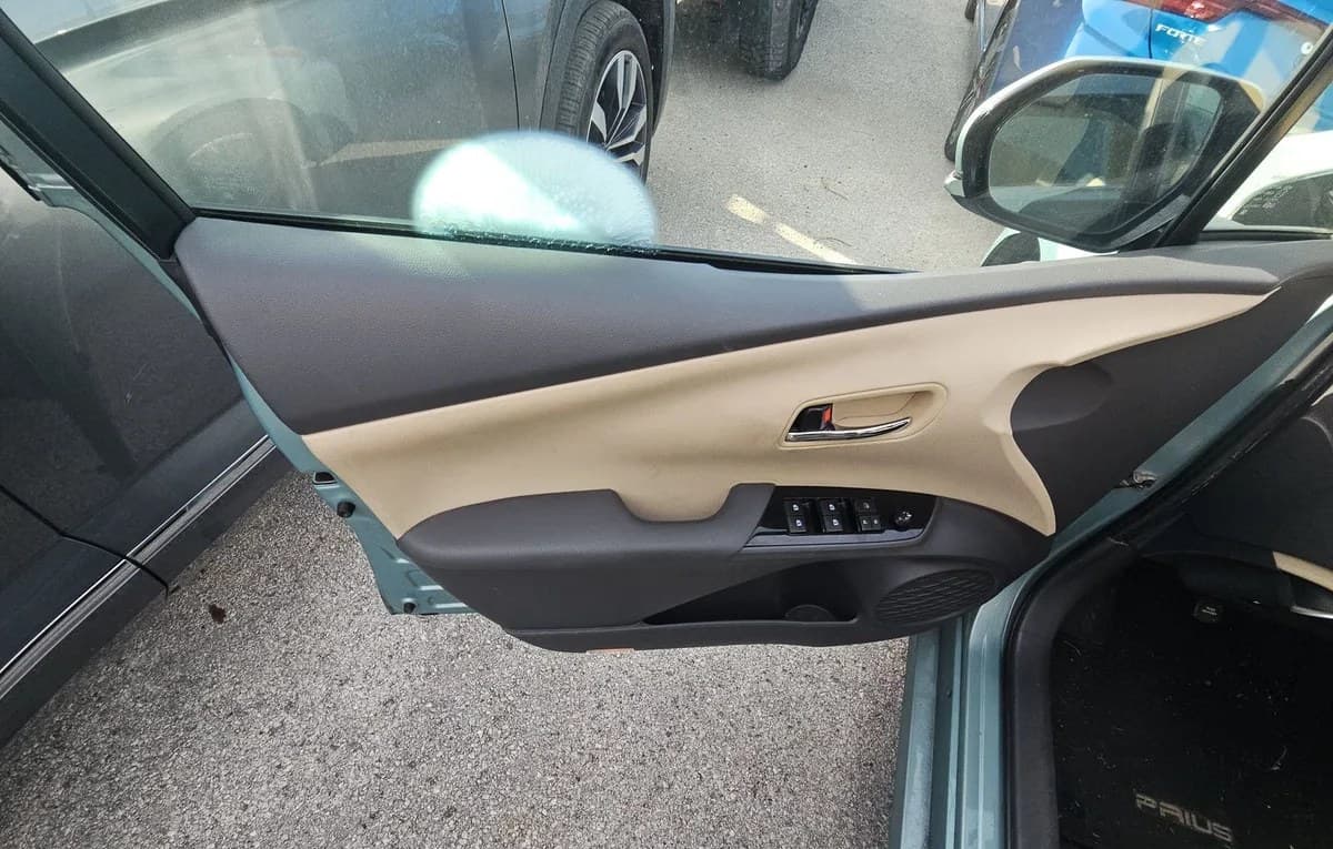 2017 TOYOTA PRIUS Four 6